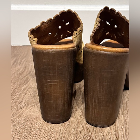 Lasocki 1970s style suede cutwork platform sandals.. Size 7.5 - Picture 4 of 8